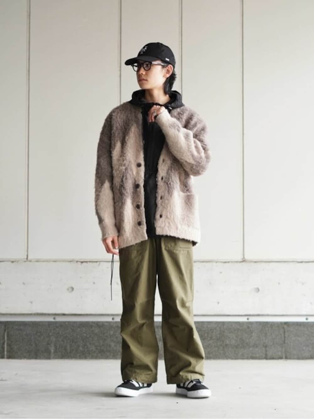 「カーディガン、カーゴパンツ、adidas originals、COMESANDGOES、marka、シャギーカーディガン、LAVER、JULIUS TART OPTICAL、BALLAST ARK、XOLO JEWELRY」｜「BALLAST ARKのBALLAST ARK / バラストアーク：DAIYA SHAGGY CARDIGAN：BA09-K001[AST]（カーディガン/ボレロ、ベージュ系）」を使った、ARKnets STAFFさん（メンズ・170cm）の冬コーディネートの1枚目の写真