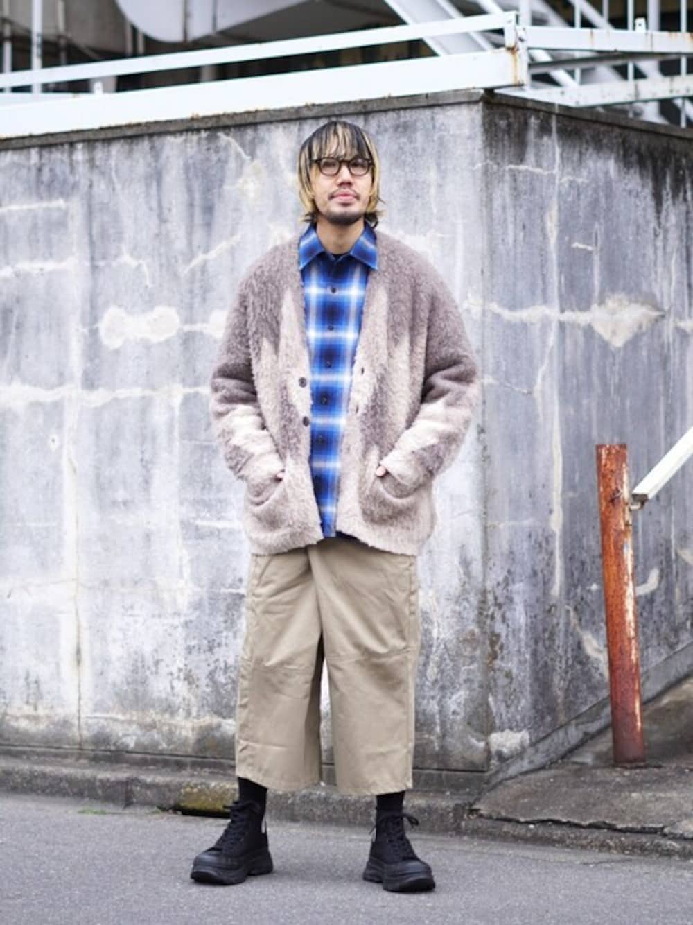 「カーディガン、スニーカー、converse、サングラス、チノパンツ、77circa、シャギーカーディガン、BALLAST ARK、NOCHINO OPTICAL、rafu」｜「BALLAST ARKのBALLAST ARK / バラストアーク：DAIYA SHAGGY CARDIGAN：BA09-K001[AST]（カーディガン/ボレロ、ベージュ系）」を使った、ARKnets STAFFさん（メンズ・178cm）の冬コーディネートの1枚目の写真