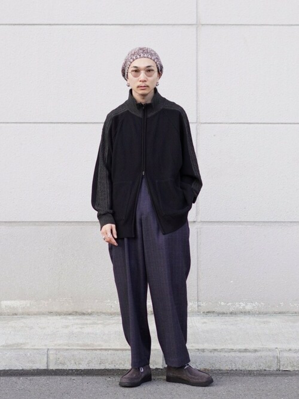 「ニット・セーター、ニットキャップ、サングラス、レザーシューズ、トラックジャケット、EFFECTOR、marka、BALLAST ARK、Padmore&Barnes」｜「BALLAST ARKのBALLAST ARK / バラストアーク：TRACK JACKET KNIT：BA08-K004[AST]（ニット/セーター、ブラック系）」を使った、ARKnets STAFFさん（メンズ・171cm）の冬コーディネートの1枚目の写真