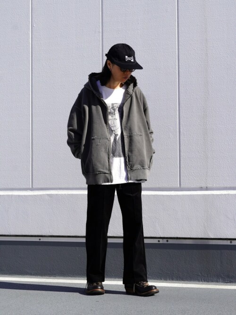 「ブーツ、キャップ、パーカー、スラックス、gold、PORT BY ARK、JULIUS TART OPTICAL、WP、BALLAST ARK、Whites Boots」｜「BALLAST ARKのBALLAST ARK / バラストアーク：FLARE EASY PANTS：BA08-P001[AST]（スラックス、ブラック系）」を使った、ARKnets STAFFさん（メンズ・165cm）の冬コーディネートの1枚目の写真
