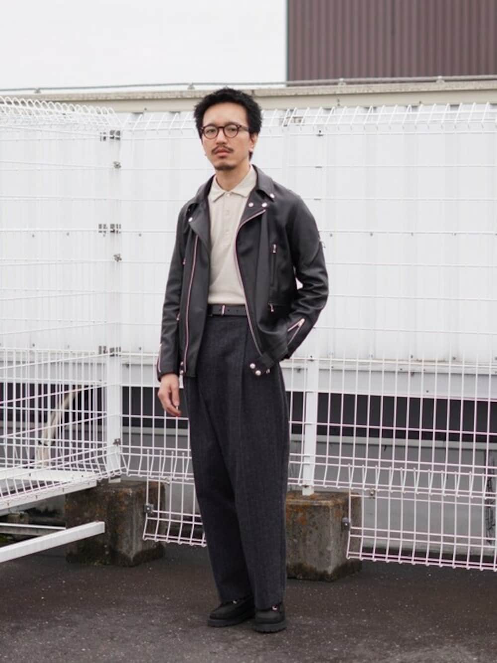 「レザージャケット、スラックス、レザーシューズ、イージーパンツ、ポロシャツ、G.H.BASS、JAMES GROSE、PORT BY ARK、JULIUS TART OPTICAL、BALLAST ARK」｜「BALLAST ARKのBALLAST ARK / バラストアーク：TUCK EASY PANTS：BA08-P002[AST]（その他パンツ、グレー系）」を使った、ARKnets STAFFさん（メンズ・175cm）の冬コーディネートの1枚目の写真