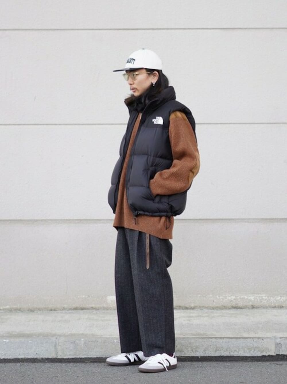 「ニット・セーター、スニーカー、ダウンベスト、スラックス、THE NORTH FACE、Carhartt WIP(Carhartt WIP)、adidas originals、jabez cliff、JULIUS TART OPTICAL、BALLAST ARK」｜「BALLAST ARKのBALLAST ARK / バラストアーク：TUCK EASY PANTS：BA08-P002[AST]（その他パンツ、グレー系）」を使った、ARKnets STAFFさん（メンズ・171cm）の冬コーディネートの1枚目の写真