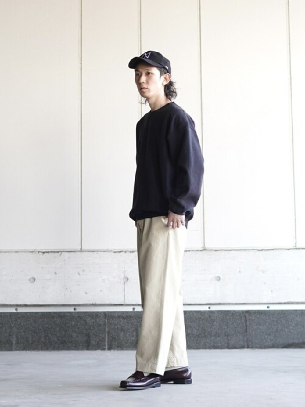 「スウェット、キャップ、orslow、リング、レザーシューズ、チノパンツ、G.H.BASS、COMESANDGOES、LAVER、BALLAST ARK」｜「BALLAST ARKのBALLAST ARK / バラストアーク：SUNFADE SWEATSHIRT：BA09-T001[AST]（スウェット、ブラック系）」を使った、ARKnets STAFFさん（メンズ・168cm）の冬コーディネートの1枚目の写真