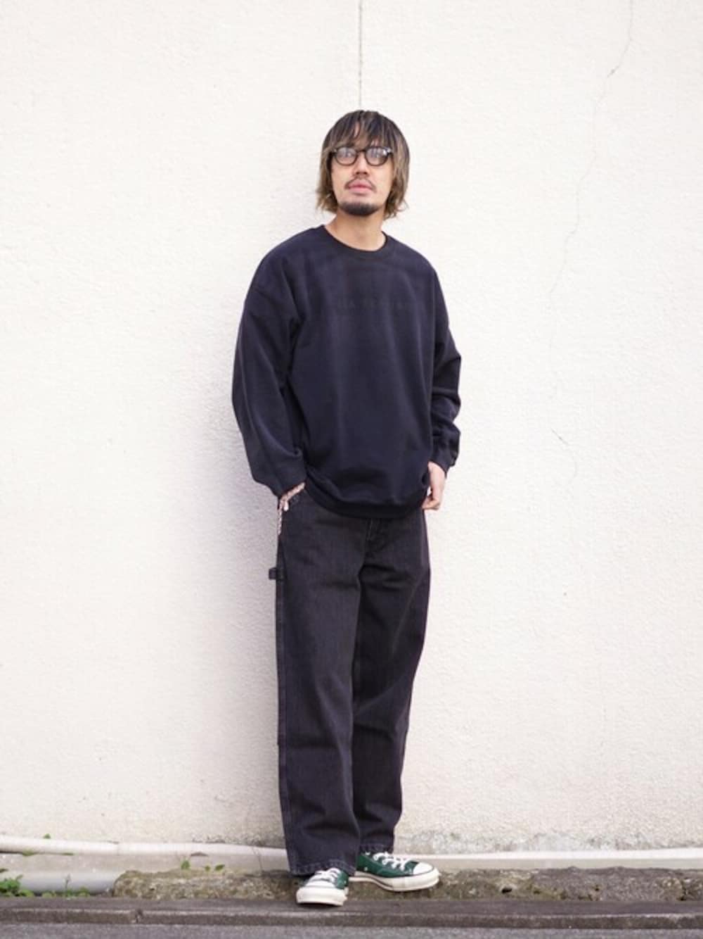 「スウェット、スニーカー、converse、サングラス、デニムパンツ、Levis、ヴィンテージライク、silver tab、BALLAST ARK、NOCHINO OPTICAL」｜「BALLAST ARKのBALLAST ARK / バラストアーク：SUNFADE SWEATSHIRT：BA09-T001[AST]（スウェット、ブラック系）」を使った、ARKnets STAFFさん（メンズ・178cm）の冬コーディネートの1枚目の写真