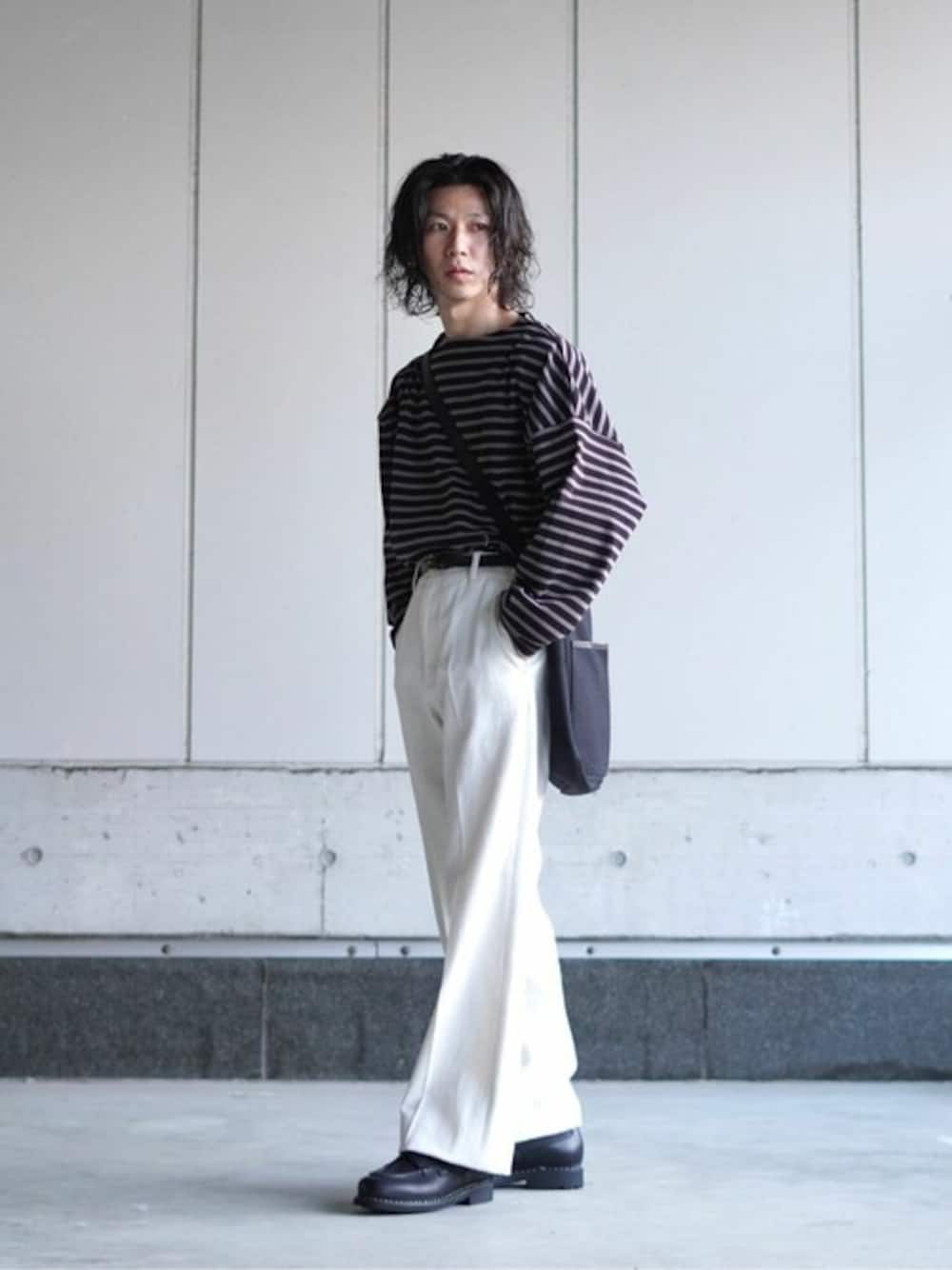 「カットソー、ショルダーバッグ、レザーシューズ、デニムパンツ、Paraboot、marka、ヘルメットバッグ、jabez cliff、PORT BY ARK、BALLAST ARK」｜「BALLAST ARKのBALLAST ARK / バラストアーク：HELMET BAG：BA07-B001[AST]（トートバッグ、ブラック系）」を使った、ARKnets STAFFさん（メンズ・168cm）の冬コーディネートの1枚目の写真