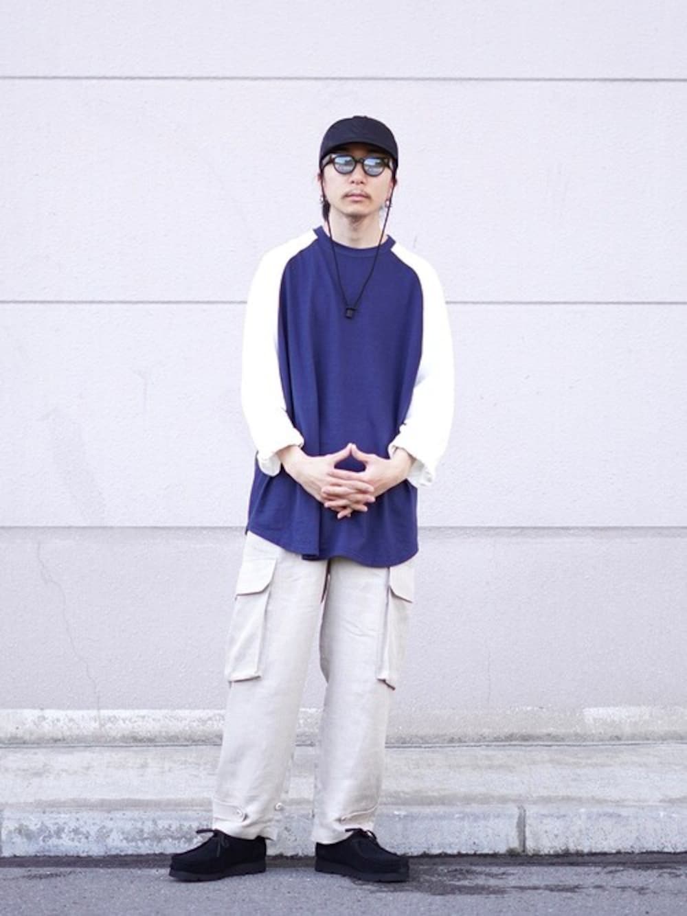 「カットソー、キャップ、サングラス、カーゴパンツ、レザーシューズ、clarks、COMESANDGOES、ベースボールT、JULIUS TART OPTICAL、BALLAST ARK」｜「BALLAST ARKのBALLAST ARK / バラストアーク：BASEBALL TEE L/S：BA08-T004[AST]（Tシャツ/カットソー、ブルー系）」を使った、ARKnets STAFFさん（メンズ・171cm）の春コーディネートの1枚目の写真