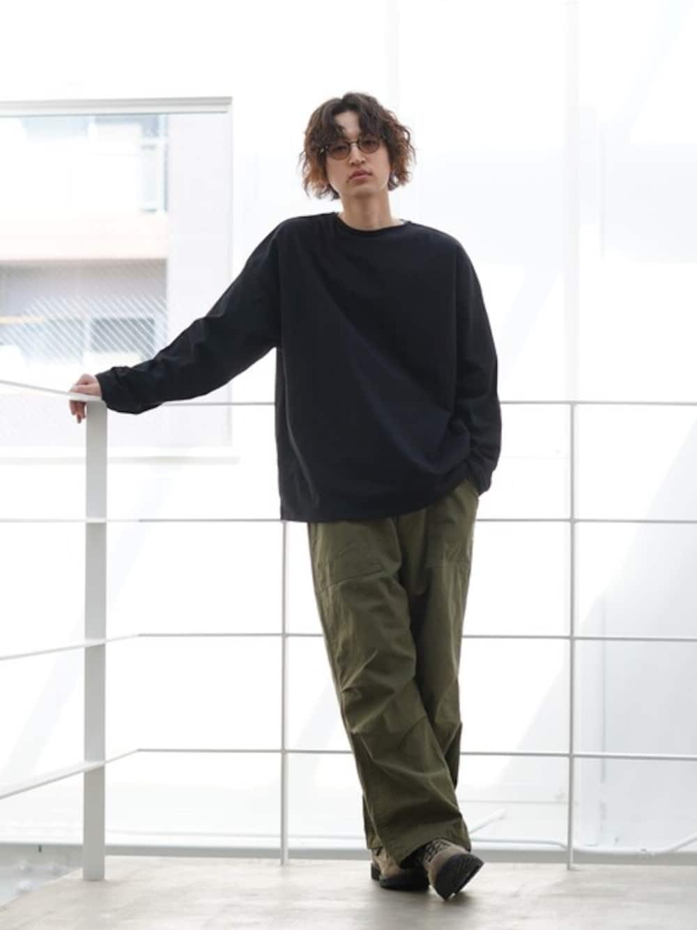 「ミリタリー、Tシャツ、ブラックコーデ、サングラス、シンプルコーデ、バスクシャツ、marka」｜「markaのmarka / マーカ：BASQUE SHIRT - 30//1 ORGANIC COTTON KNIT -：M24A-17CS01C[COR]（Tシャツ/カットソー、ブラック系）」を使った、ARKnets STAFFさん（メンズ・183cm）の春コーディネートの1枚目の写真