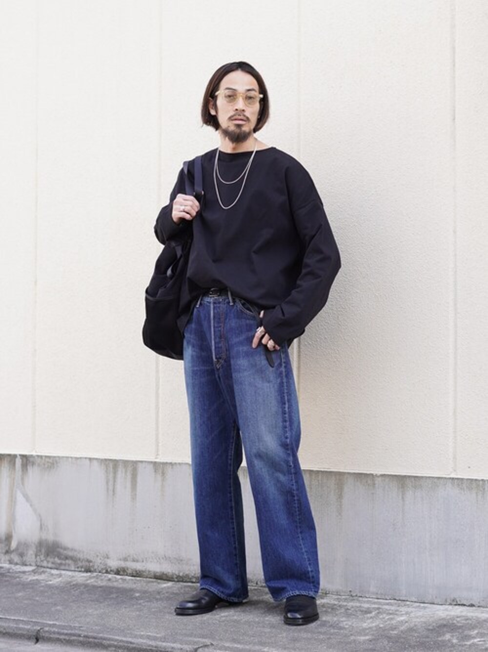 「ネックレス、Tシャツ、ブラックコーデ、ロンT、レザーシューズ、デニムパンツ、古着MIX、インディゴデニム、シンプルコーデ、marka」｜「markaのmarka / マーカ：BASQUE SHIRT - 30//1 ORGANIC COTTON KNIT -：M24A-17CS01C[COR]（Tシャツ/カットソー、ブラック系）」を使った、ARKnets STAFFさん（メンズ・175cm）の春コーディネートの1枚目の写真