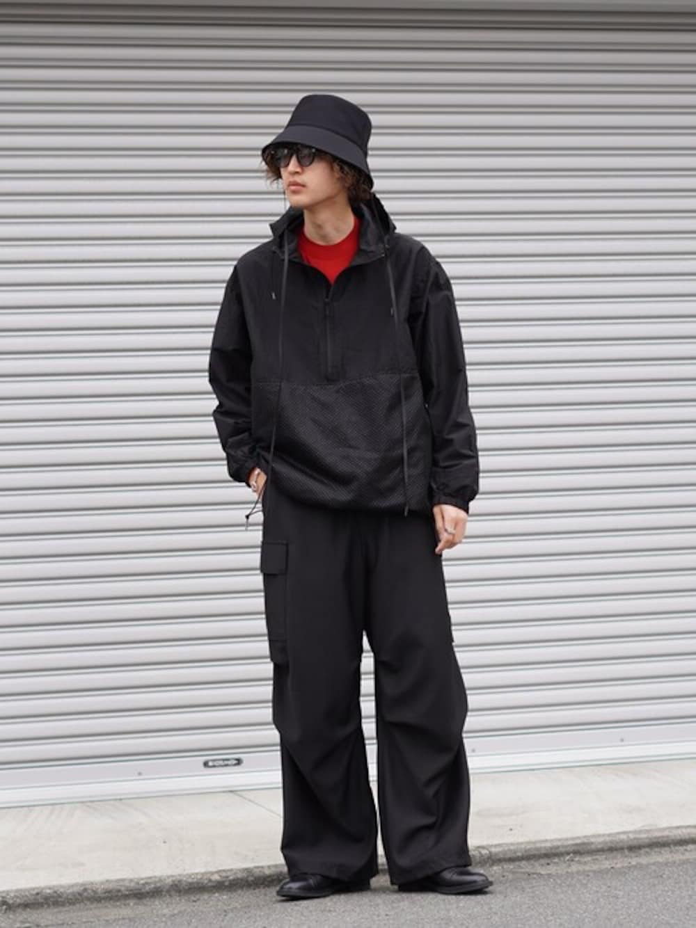 「ワントーンコーデ、ブラックコーデ、モノトーン、カーゴパンツ、スポーツミックス、シンプルコーデ、バケットハット、marka」｜「markaのmarka / マーカ：ANORAK - ORGANIC COTTON × SILK HIGH COUNT TYPEWRITER -：M24A-03BL02C[COR]（ブルゾン、ブラック系）」を使った、ARKnets STAFFさん（メンズ・183cm）の春コーディネートの1枚目の写真