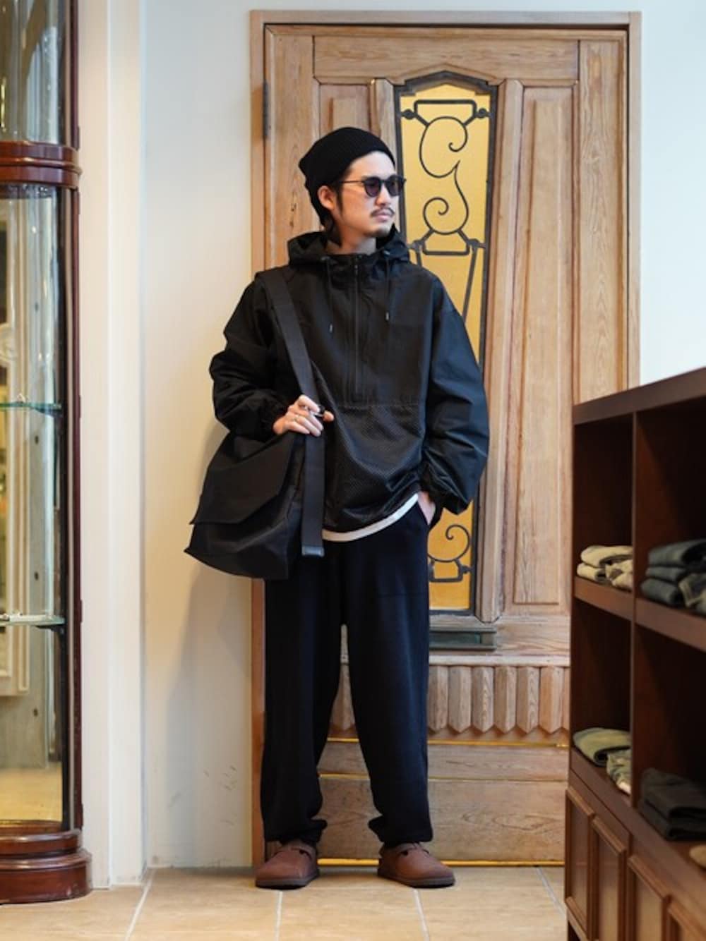 「カットソー、サングラス、Hender Scheme、KIJIMA TAKAYUKI、marka、crepuscule、TEATORA、TOMWOOD、EYEVAN 7285、BIRKENSTOCK 1774」｜「markaのmarka / マーカ：ANORAK - ORGANIC COTTON × SILK HIGH COUNT TYPEWRITER -：M24A-03BL02C[COR]（ブルゾン、ブラック系）」を使った、ARKnets STAFFさん（メンズ・175cm）の春コーディネートの1枚目の写真