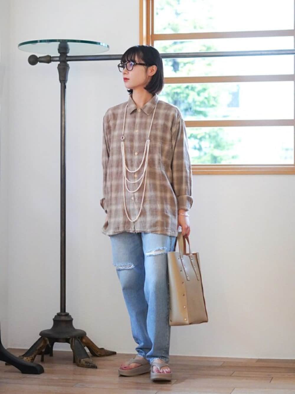 「古着、チェックシャツ、ネルシャツ、レミレリーフ、ユニセックス、オンブレーチェックシャツ、加工、アークネッツ、レミレリーフネイビーレベル、レミレリーフ　シャツ」｜「REMI RELIEF NAVY LABELのREMI RELIEF NAVY LABEL / レミレリーフ ネイビーレーベル：オンブレーネルチェックSHIRT：RN24329059AK[STD]（シャツ/ブラウス、ベージュ系）」を使った、ARKnets STAFFさん（レディース・162cm）の春コーディネートの1枚目の写真