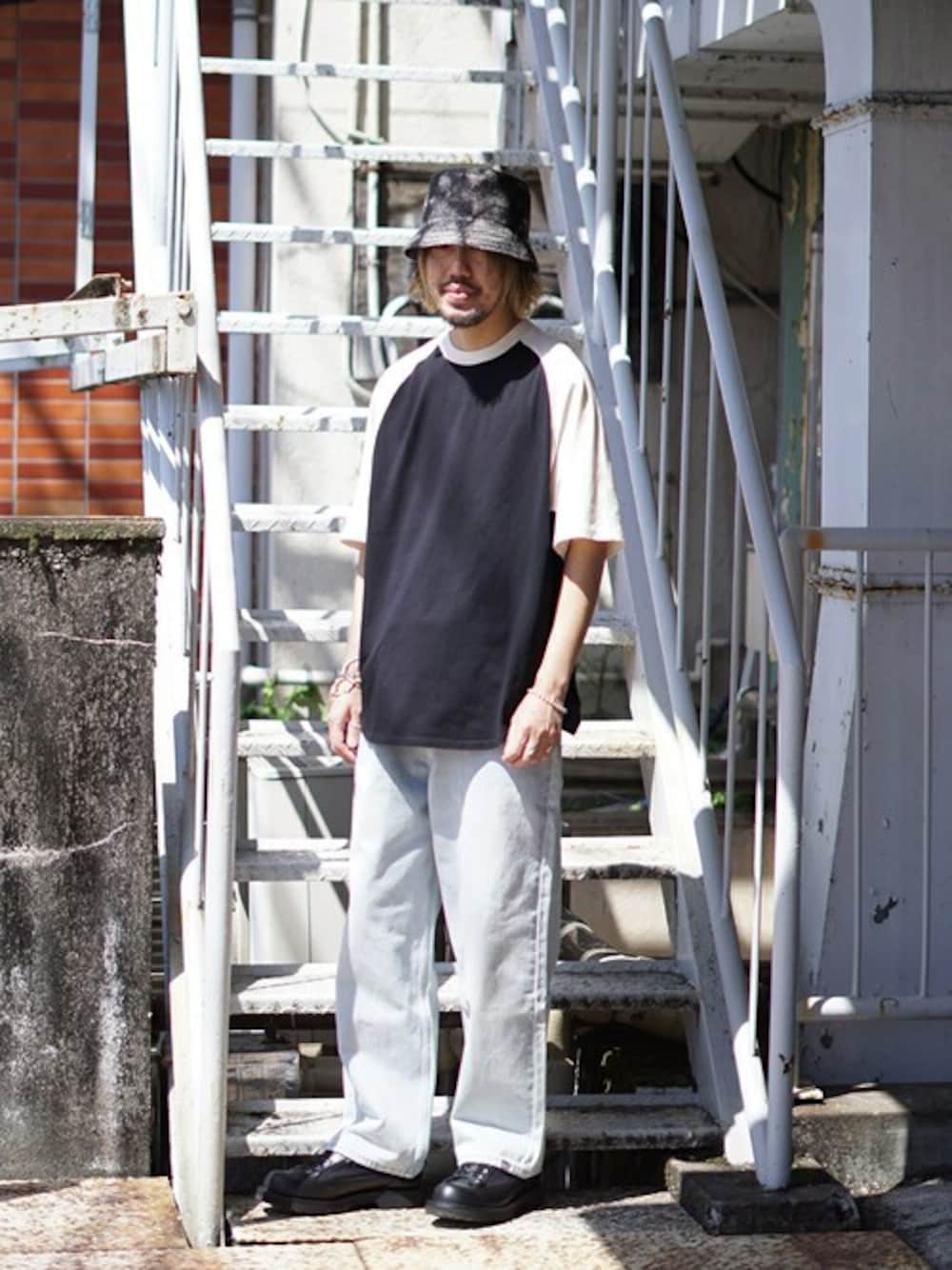 「N.HOOLYWOOD、CA4LA、レザーシューズ、デニムパンツ、バケットハット、カジュアルコーデ、Levis、BALLAST ARK、バラストアーク、カットソー半袖・Tシャツ」｜「BALLAST ARKのBALLAST ARK / バラストアーク：RECYCLE ORGANIC COTTON RAGLAN T-SHIRT：BA09-T002[AST]（Tシャツ/カットソー、ブラック系）」を使った、ARKnets STAFFさん（メンズ・178cm）の春コーディネートの1枚目の写真