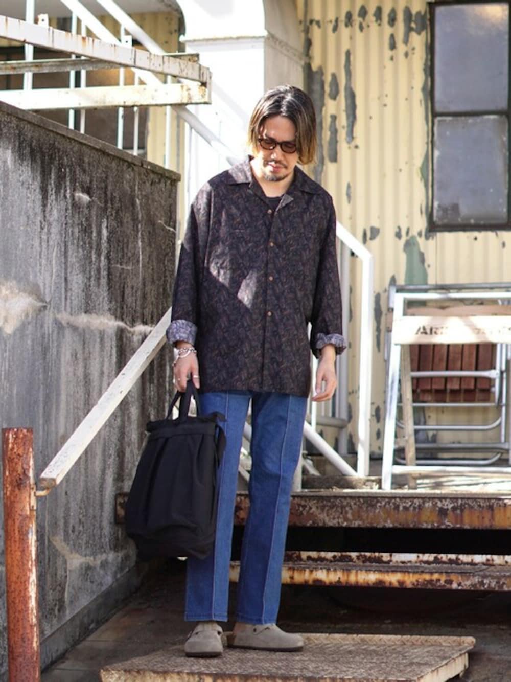 「ショルダーバッグ、サングラス、長袖シャツ、デニムパンツ、birkenstock、サンダル、JULIUS TART OPTICAL、BALLAST ARK、バラストアーク」｜「BALLAST ARKのBALLAST ARK / バラストアーク：FLARE EASY STRETCH DENIM PANTS：BA09-P001[AST]（デニムパンツ、ブルー系）」を使った、ARKnets STAFFさん（メンズ・178cm）の春コーディネートの1枚目の写真
