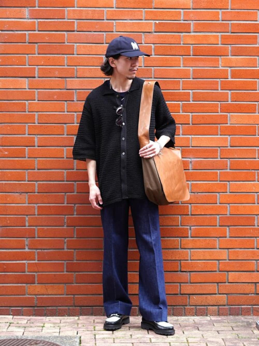 「ショルダーバッグ、キャップ、レザーシューズ、デニムパンツ、メッセンジャーバッグ、G.H.BASS、PORT BY ARK、JULIUS TART OPTICAL、BALLAST ARK、カットソー半袖・Tシャツ」｜「BALLAST ARKのBALLAST ARK / バラストアーク：TOCHIGI LEATHER NEWSPAPER BAG：BA09-B001[AST]（ショルダーバッグ、グリーン系）」を使った、ARKnets STAFFさん（メンズ・169cm）の春コーディネートの1枚目の写真