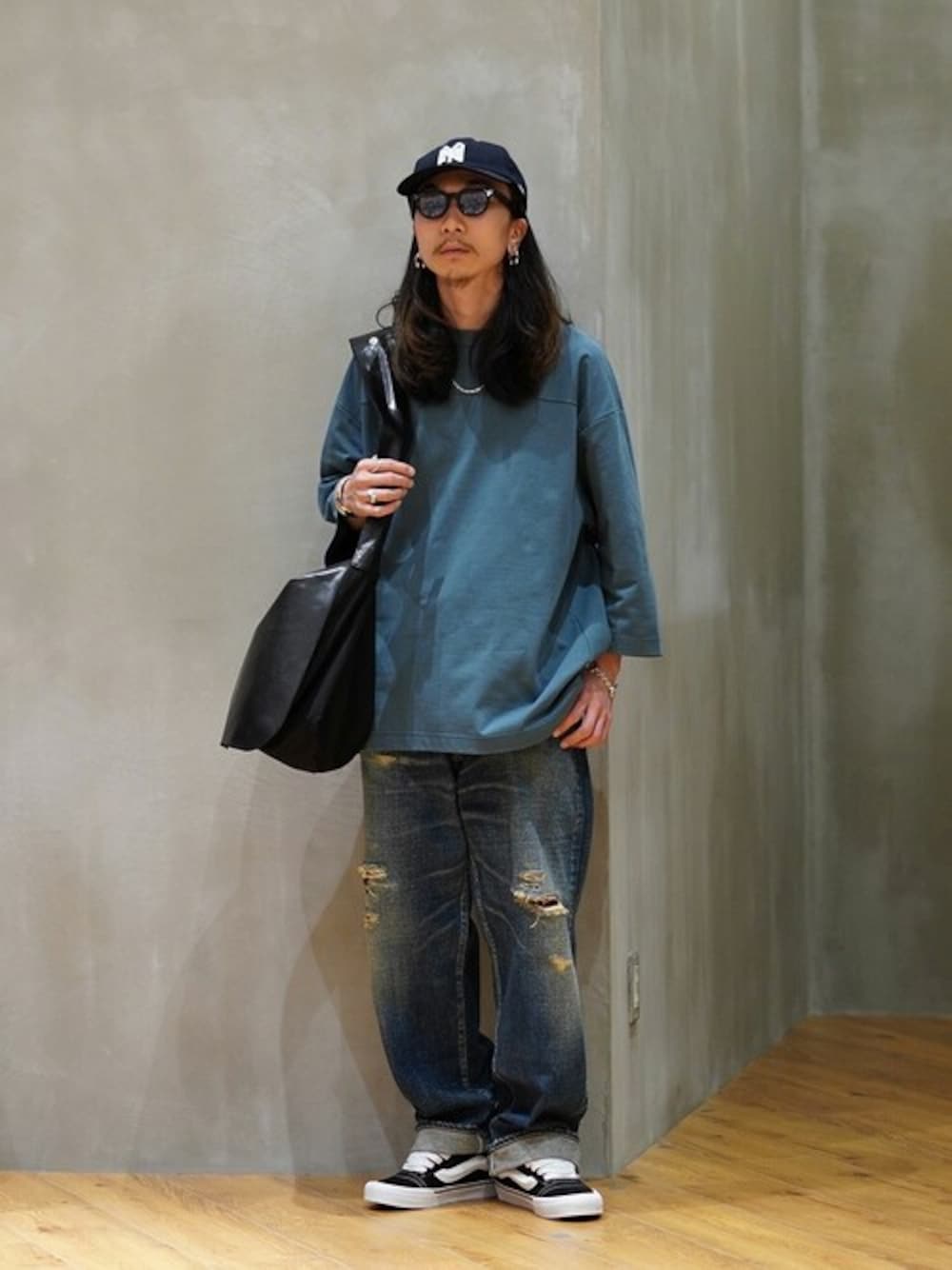 「ショルダーバッグ、キャップ、サングラス、gold、デニムパンツ、レザーバッグ、BALLAST ARK、バラストアーク、VANS CLASSICS、カットソー半袖・Tシャツ」｜「BALLAST ARKのBALLAST ARK / バラストアーク：TOCHIGI LEATHER NEWSPAPER BAG：BA09-B001[AST]（ショルダーバッグ、ブラック系）」を使った、ARKnets STAFFさん（メンズ・171cm）の春コーディネートの1枚目の写真