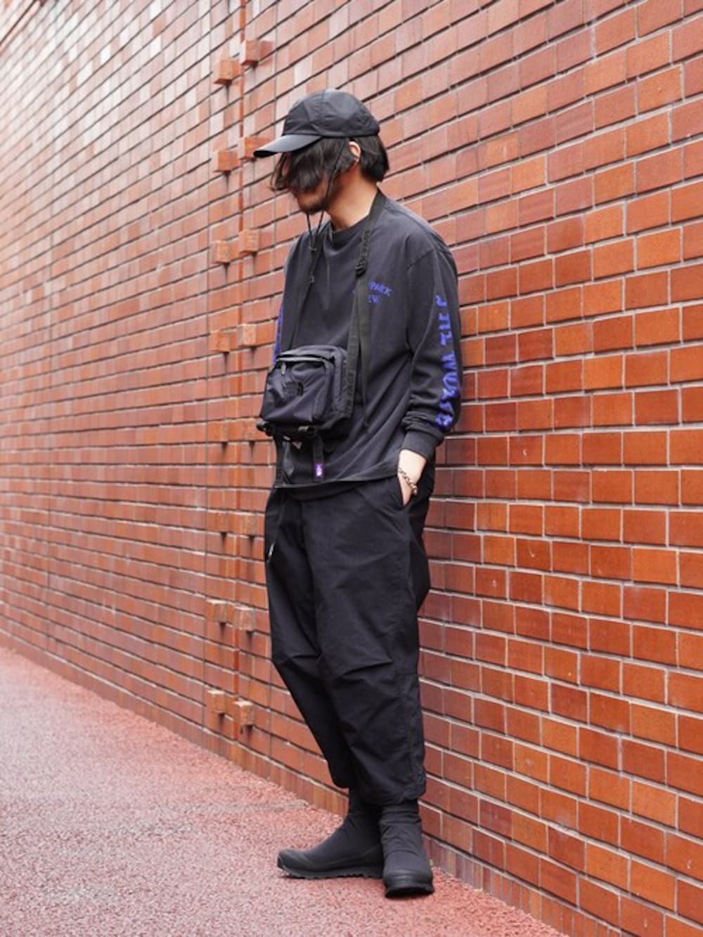 「カットソー、キャップ、リング、カーゴパンツ、THE NORTH FACE、THE NORTH FACE PURPLE LABEL、COMESANDGOES、LAVER、WP、XOLO JEWELRY」｜「WPのWP / ダブリューピー：WOLF PACK CREW L/Tee FADED：WP13-LT04[WAX]（Tシャツ/カットソー、ブラック系）」を使った、ARKnets STAFFさん（メンズ・174cm）の春コーディネートの1枚目の写真