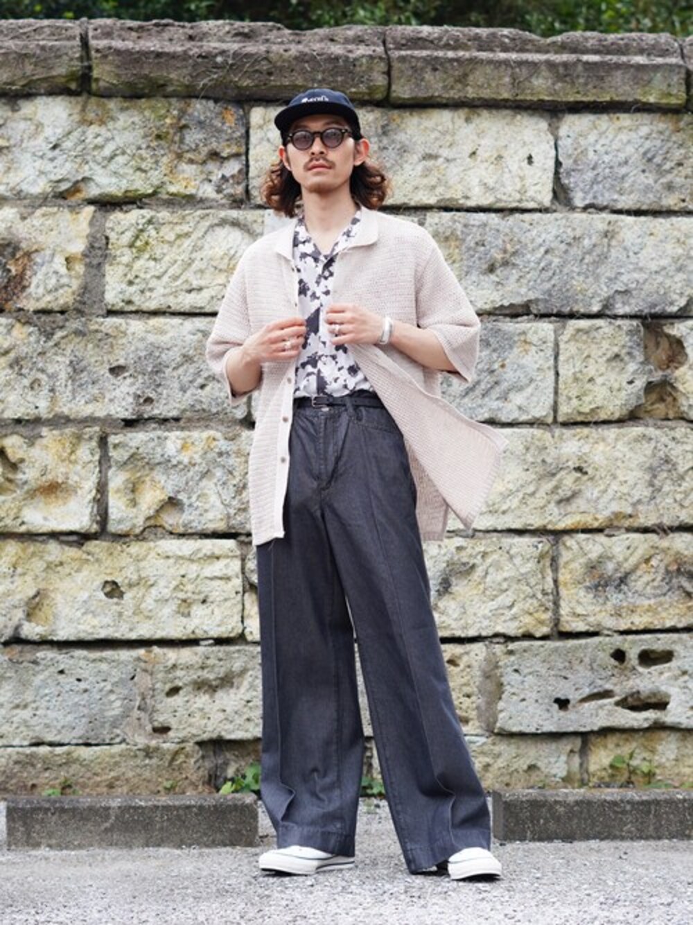「柄シャツ、キャップ、大人カジュアル、休日スタイル、お出かけコーデ、きれいめカジュアル、シャツスタイル、春夏コーデ、PORT BY ARK、ポートバイアーク」｜「PORT BY ARKのPORT BY ARK / ポートバイアーク：Knit Cardigan：PO15-K002[COR]（カーディガン/ボレロ、ベージュ系）」を使った、ARKnets STAFFさん（メンズ・173cm）の春コーディネートの1枚目の写真