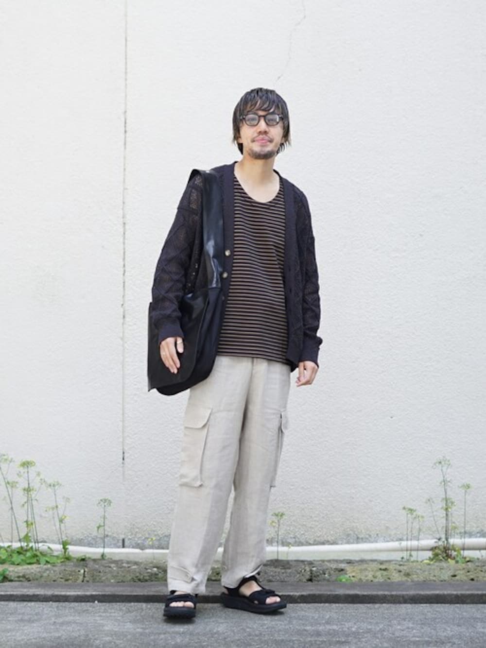 「カーディガン、カジュアル、ボーダー、ショルダーバッグ、サンダル、タンクトップ、ミリタリーパンツ、MBT、BALLAST ARK、NOCHINO OPTICAL」｜「BALLAST ARKのBALLAST ARK / バラストアーク：BORDER PRINT TANK TOP：BA09-T004[AST]（タンクトップ、ブラック系）」を使った、ARKnets STAFFさん（メンズ・178cm）の春コーディネートの1枚目の写真