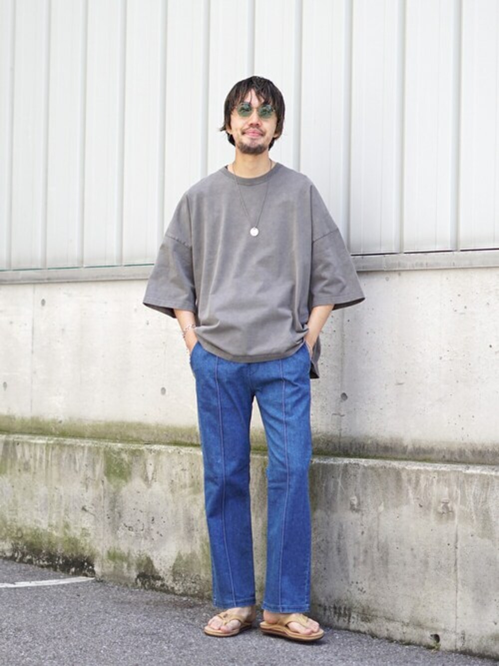 「Tシャツ、サングラス、デニムパンツ、rrl、Essay、RAINBOW SANDALS、seven by seven、BALLAST ARK」｜「BALLAST ARKのBALLAST ARK / バラストアーク：FLARE EASY STRETCH DENIM PANTS：BA09-P001[AST]（デニムパンツ、ブルー系）」を使った、ARKnets STAFFさん（メンズ・178cm）の夏コーディネートの1枚目の写真