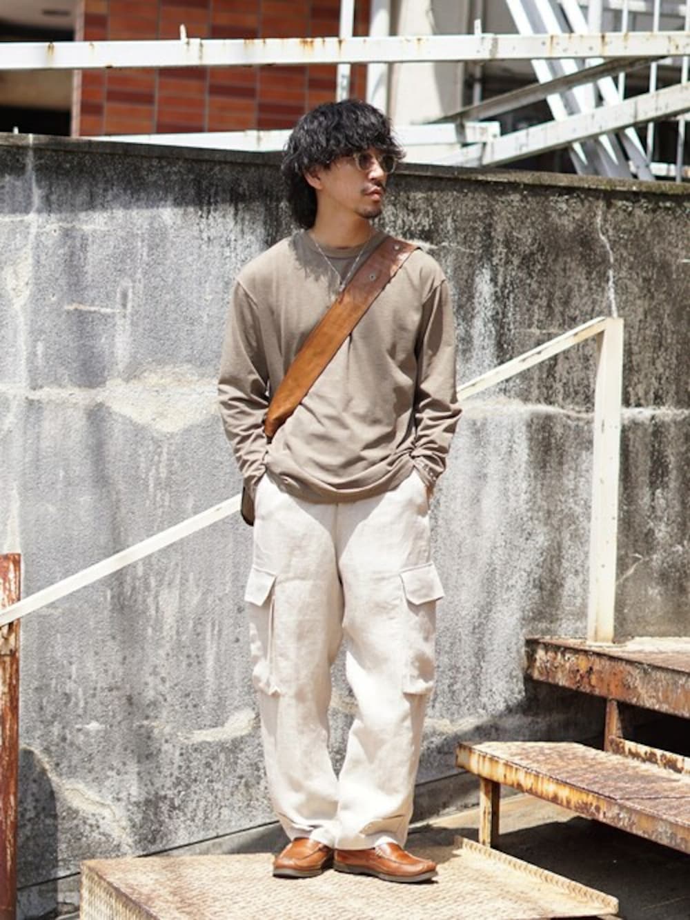 「ショルダーバッグ、カーゴパンツ、レザーシューズ、アースカラー、ミリタリーパンツ、l.l.bean、seven by seven、BALLAST ARK、バラストアーク、カットソー長袖」｜「BALLAST ARKのBALLAST ARK / バラストアーク：M-47 EASY PANTS：BA07-P003[AST]（カーゴパンツ、ベージュ系）」を使った、ARKnets STAFFさん（メンズ・169cm）の夏コーディネートの1枚目の写真