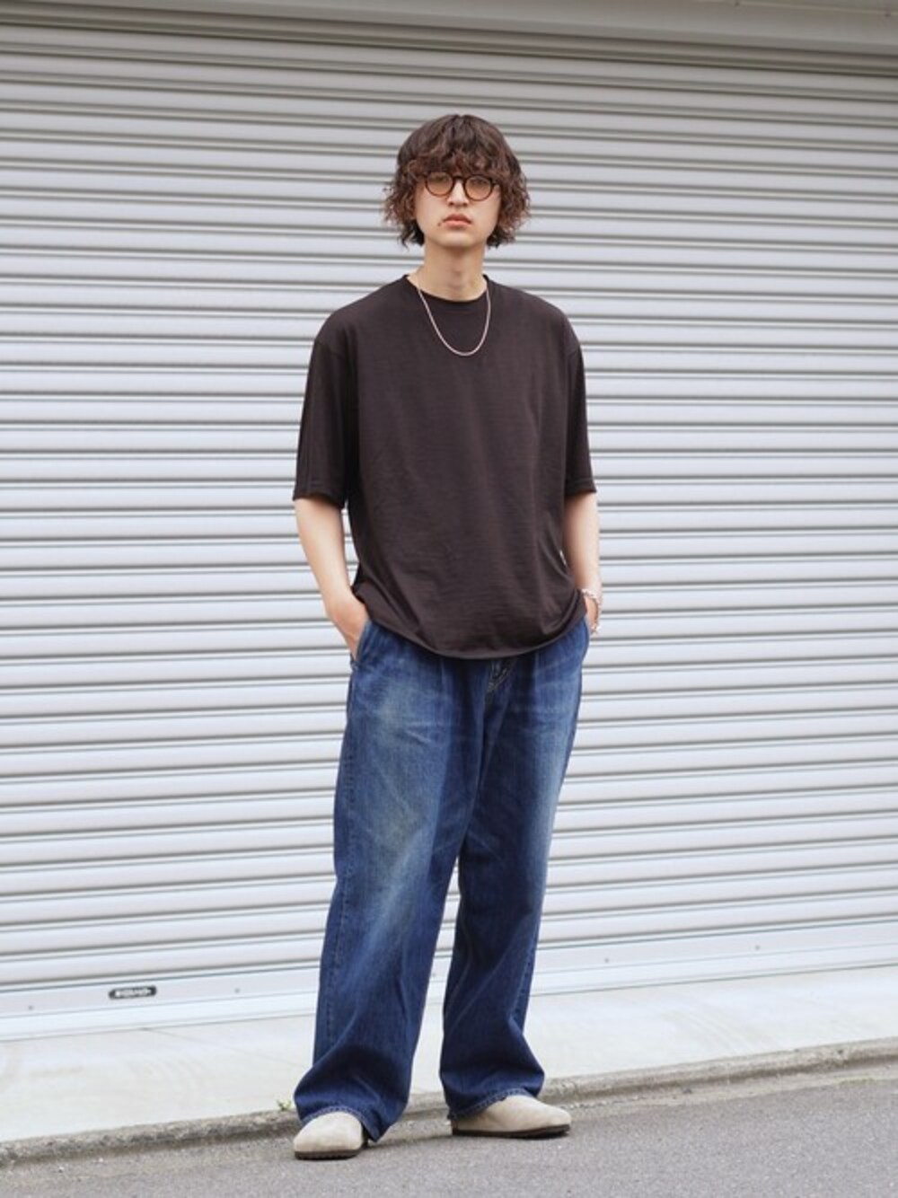 「Tシャツ、birkenstock、YAECA、marka、graphpaper、LAVER、JULIUS TART OPTICAL、カットソー半袖・Tシャツ、カットソー半袖」｜「markaのmarka / マーカ：CREW NECK TEE - SUPER120s WOOL SINGLE JERSEY WASHABLE -：M24A-16CS02B[COR]（Tシャツ/カットソー、ブラック系）」を使った、ARKnets STAFFさん（メンズ・183cm）の夏コーディネートの1枚目の写真