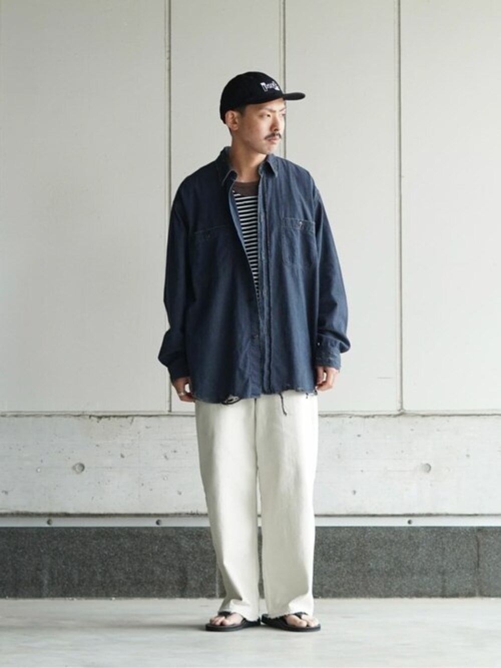 「ボーダー、デニムシャツ、レザーシューズ、サンダル、夏コーデ、カジュアルコーデ、marka、ISLAND SLIPPER」｜「markaのmarka / マーカ：DAMAGE SHIRT - organic cotton chambray -：M24B-03SH01C[COR]（Tシャツ/カットソー、ブラック系）」を使った、ARKnets STAFFさん（メンズ・170cm）の夏コーディネートの1枚目の写真