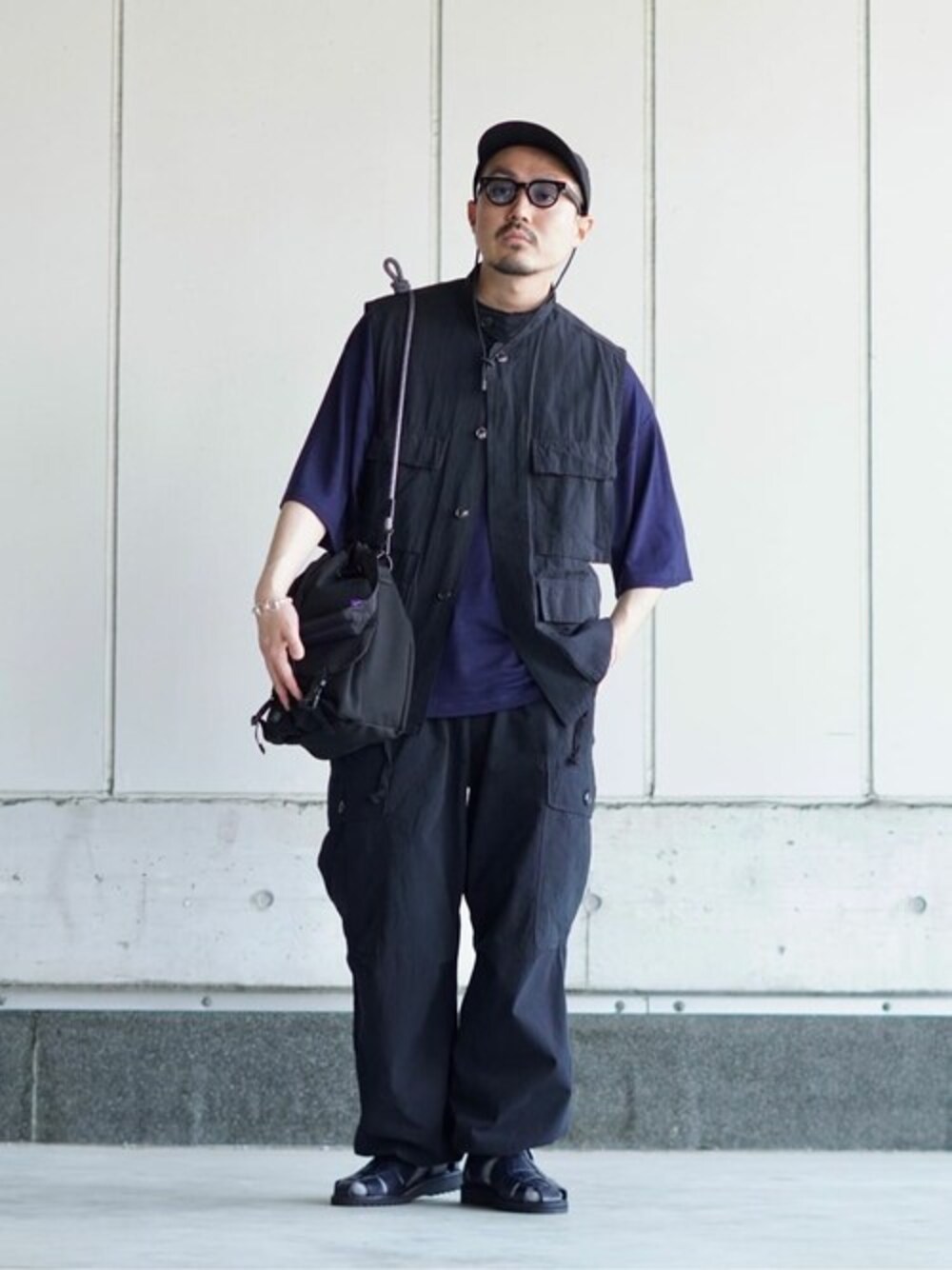 「Tシャツ、ベスト、カーゴパンツ、THE NORTH FACE PURPLE LABEL、Paraboot、COMESANDGOES、marka、LAVER、PORT BY ARK、JULIUS TART OPTICAL」｜「markaのmarka / マーカ：B.D.U VEST - TUMBLED ORGANIC COTTON POPLIN -：M24A-09BL01A[COR]（ベスト、ブラック系）」を使った、ARKnets STAFFさん（メンズ・166cm）の夏コーディネートの1枚目の写真