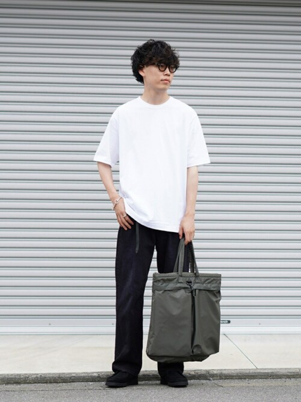 「デニムパンツ、シンプルコーデ、夏コーデ、白Tシャツ、半袖シャツ、ストレートデニム、marka、24ssトレンド」｜「markaのmarka / マーカ：SHOE CUT JEANS - BLACK -：M24A-04PT32C[COR]（デニムパンツ、ブラック系）」を使った、ARKnets STAFFさん（メンズ・176cm）の夏コーディネートの1枚目の写真