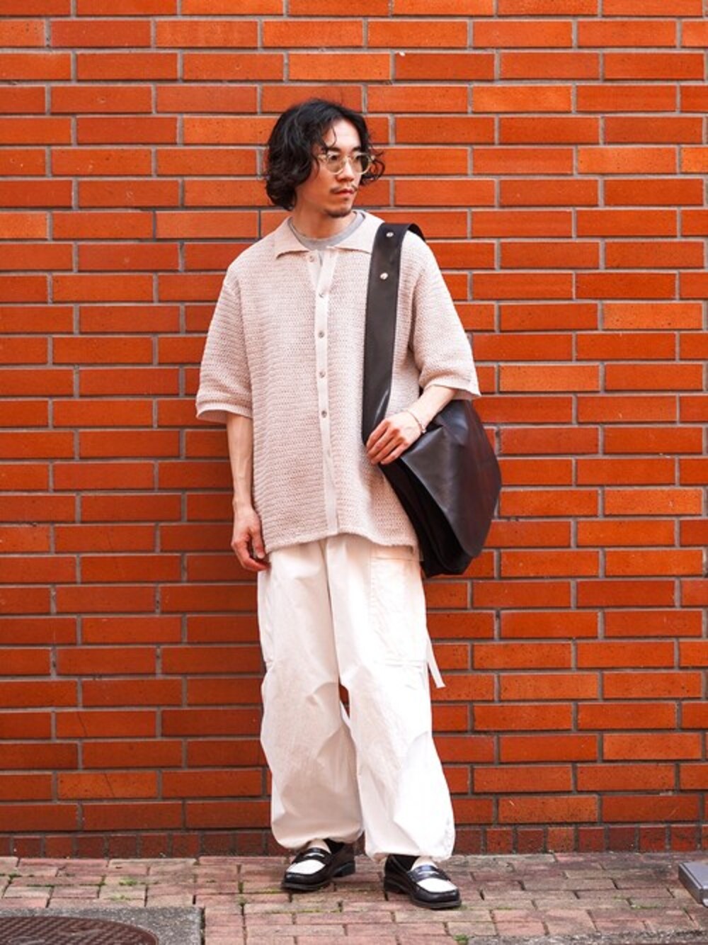 ホワイト系のその他パンツ、ベージュ系のカーディガン/ボレロ、ブラック系のショルダーバッグを着用したメンズの夏コーディネートの1枚目の写真