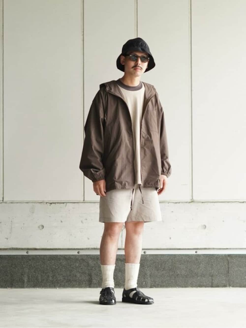 「アウトドアスタイル、Tシャツ、レイヤードスタイル、休日スタイル、きれいめカジュアル、夏コーデ、夏服、初夏コーデ、PORT BY ARK、ポートバイアーク」｜「PORT BY ARKのPORT BY ARK / ポートバイアーク：Ringer SS T-shirt：PO13-T004[COR]（Tシャツ/カットソー、ベージュ系）」を使った、ARKnets STAFFさん（メンズ・170cm）の夏コーディネートの1枚目の写真