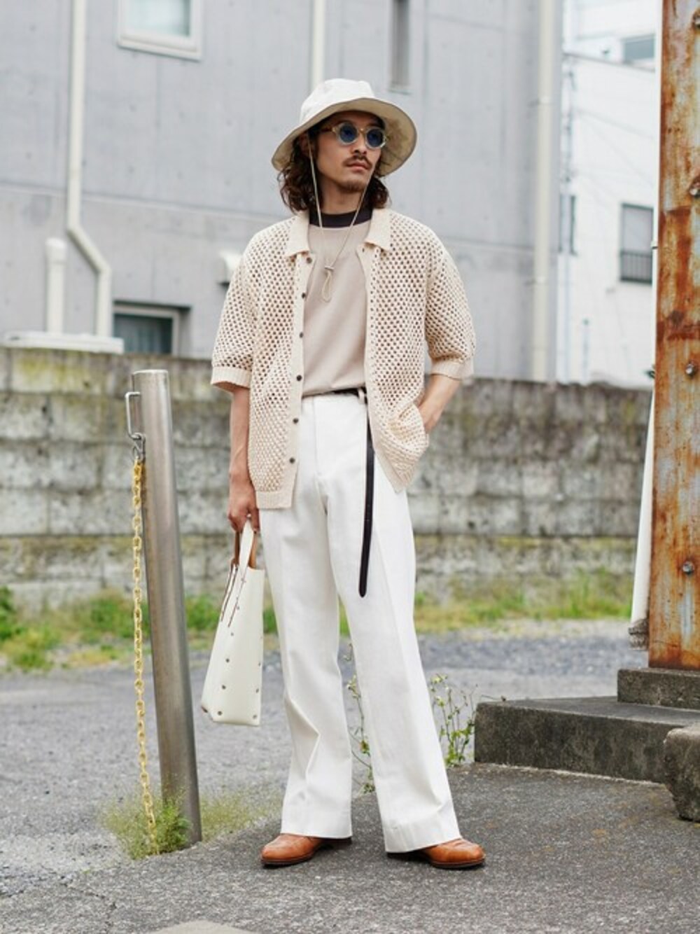 ベージュ系のTシャツ/カットソー、ホワイト系のデニムパンツを着用したメンズの夏コーディネートの1枚目の写真