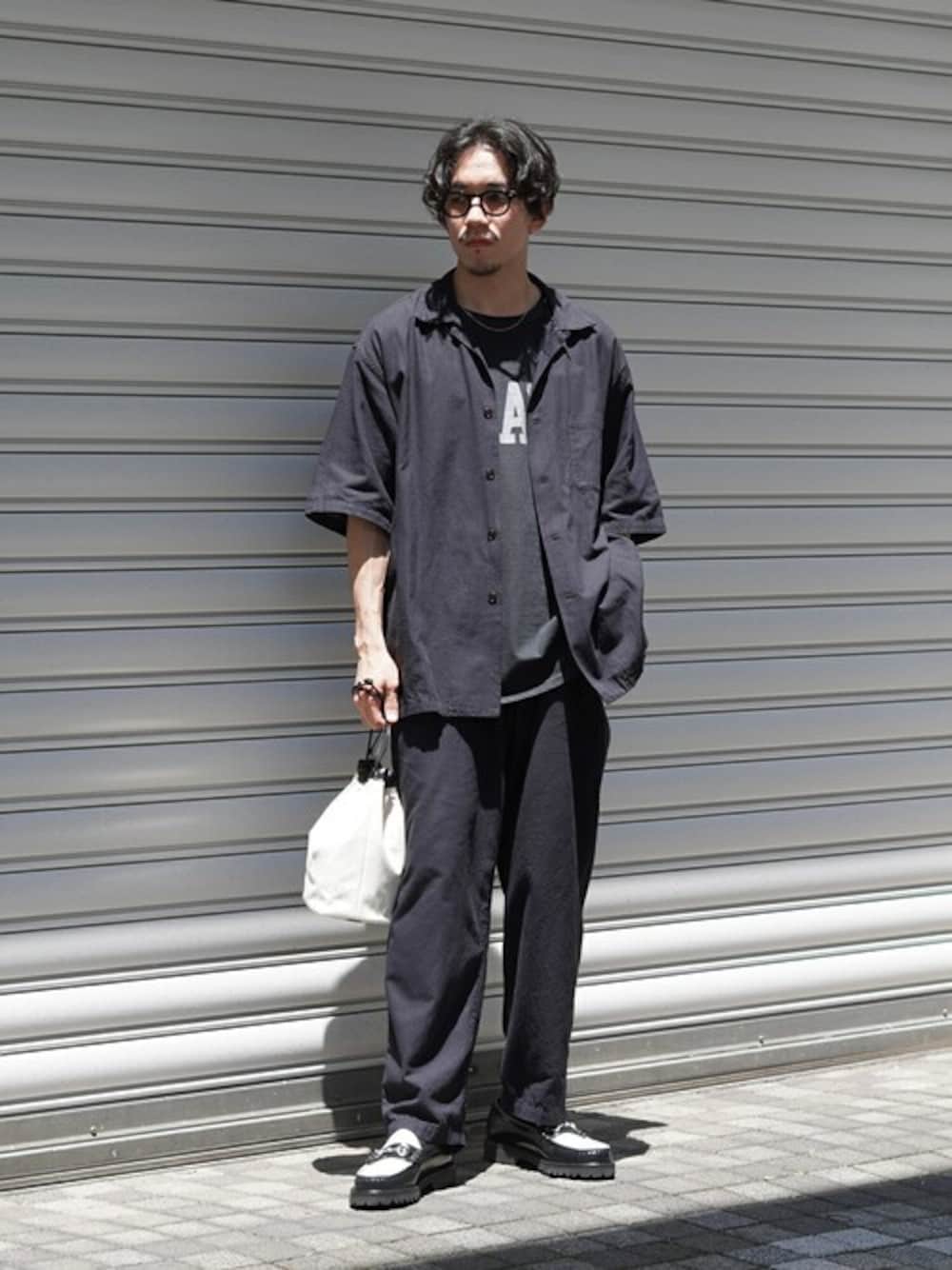 「セットアップ、サングラス、gold、モノトーン、イージーパンツ、巾着バック、BALLAST ARK、バラストアーク、REMI RELIEF NAVY LABEL」｜「BALLAST ARKのBALLAST ARK / バラストアーク：KINCHAKU BAG：BA07-B002[AST]（ハンドバッグ、ベージュ系）」を使った、ARKnets STAFFさん（メンズ・169cm）の夏コーディネートの1枚目の写真