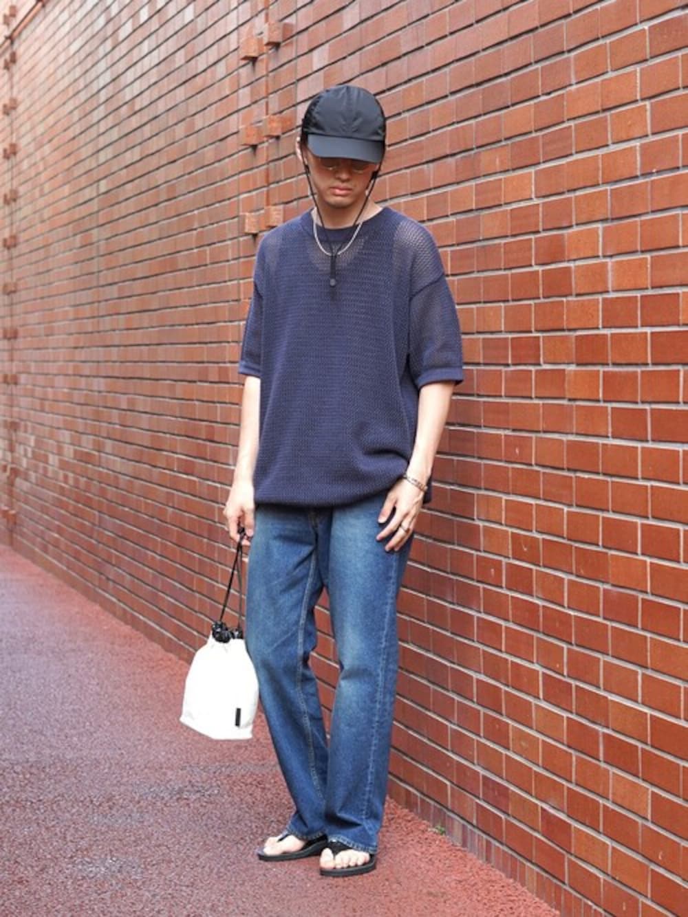 「キャップ、Tシャツ、gold、サンダル、夏コーデ、メッシュニット、marka、BALLAST ARK、バラストアーク」｜「BALLAST ARKのBALLAST ARK / バラストアーク：KINCHAKU BAG：BA07-B002[AST]（ハンドバッグ、ベージュ系）」を使った、ARKnets STAFFさん（メンズ・176cm）の夏コーディネートの1枚目の写真