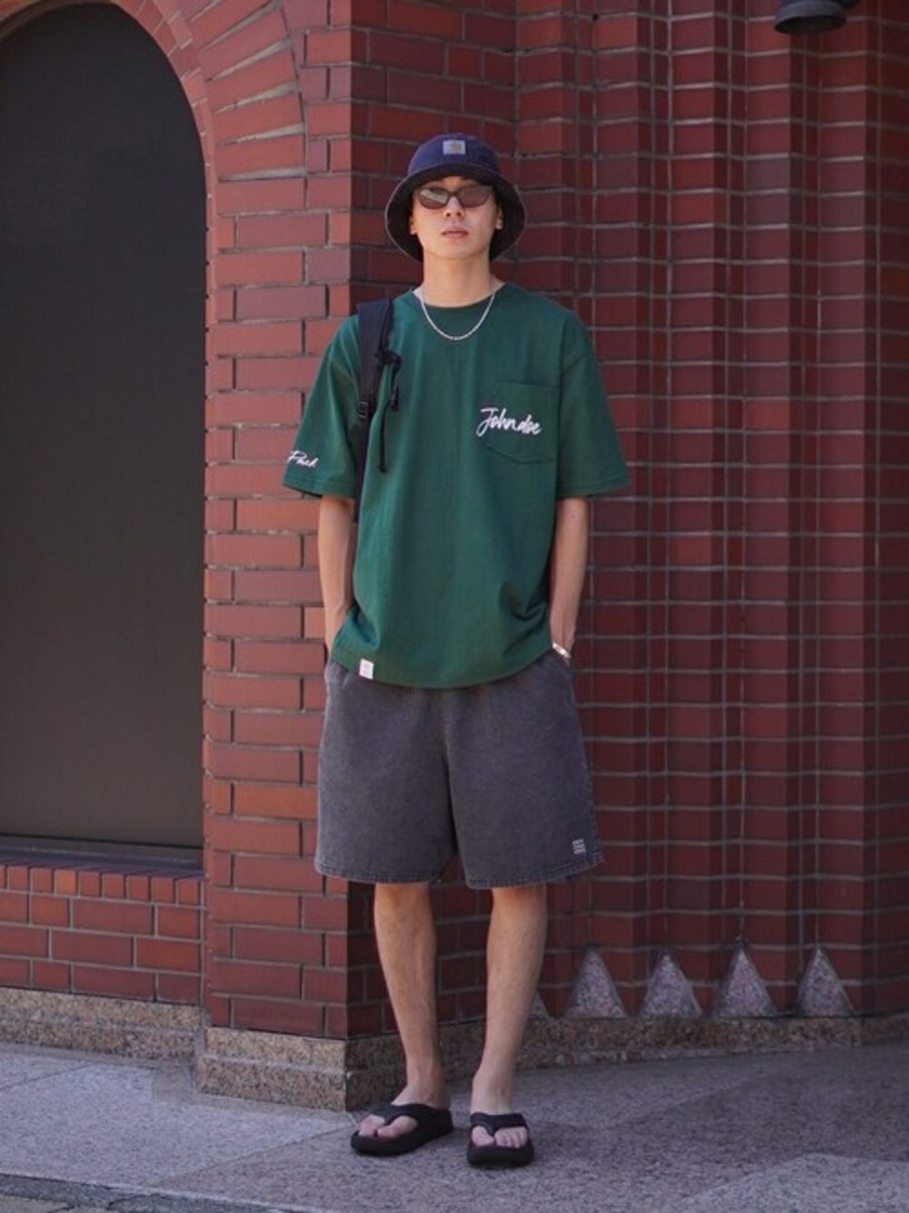 グリーン系のTシャツ/カットソーを着用したメンズの夏コーディネートの1枚目の写真