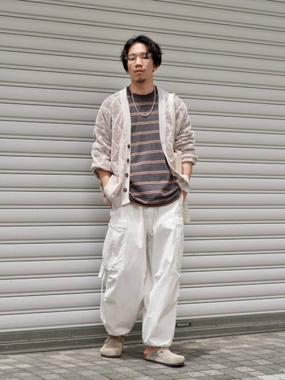 ブラック系のTシャツ/カットソー、グレー系のカーディガン/ボレロ、ホワイト系のその他パンツを着用したメンズの夏コーディネートの1枚目の写真