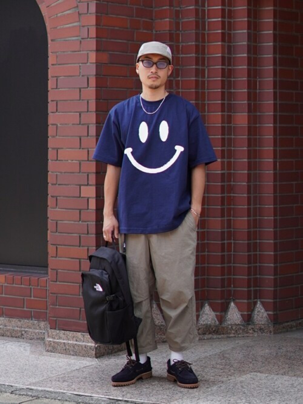 ブルー系のTシャツ/カットソーを着用したメンズの夏コーディネートの1枚目の写真