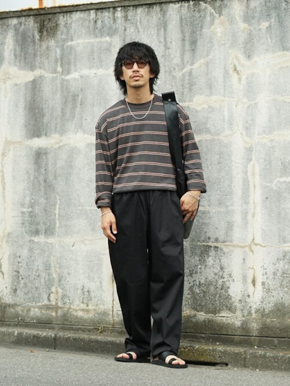 「カットソー、ボーダー、サングラス、サンダル、イージーパンツ、The Sandalman、FreshService、BALLAST ARK、バラストアーク」｜「BALLAST ARKのBALLAST ARK / バラストアーク：RECYCLE COTTON BORDER L/S TEE：BA10-T001[AST]（Tシャツ/カットソー、ブラック系）」を使った、ARKnets STAFFさん（メンズ・169cm）の夏コーディネートの1枚目の写真