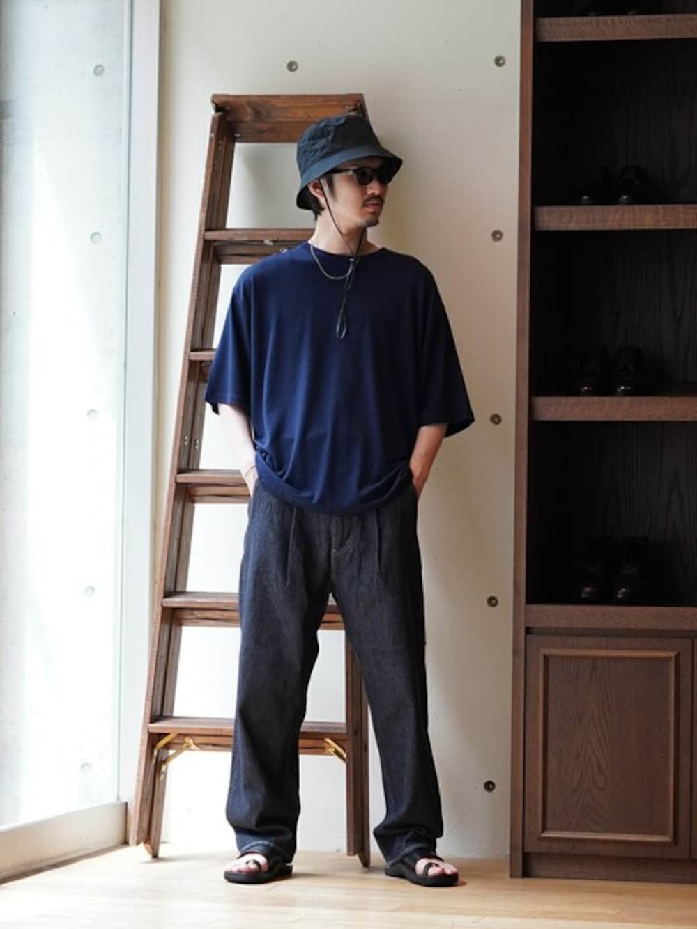 ブルー系のTシャツ/カットソーを着用したメンズの夏コーディネートの1枚目の写真