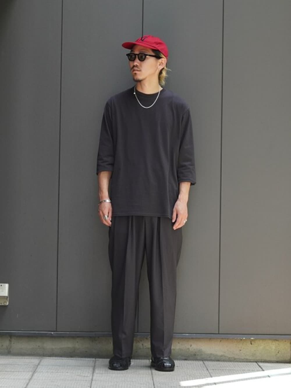「Tシャツ、休日スタイル、お出かけコーデ、シンプルコーデ、シャツスタイル、marka、クルーネックTシャツ、マーカ」｜「markaのmarka / マーカ：CREW NECK TEE L/S - 40/2 organic cotton knit -：M24C-06CS01C[COR]（Tシャツ/カットソー、グレー系）」を使った、ARKnets STAFFさん（メンズ・175cm）の夏コーディネートの1枚目の写真
