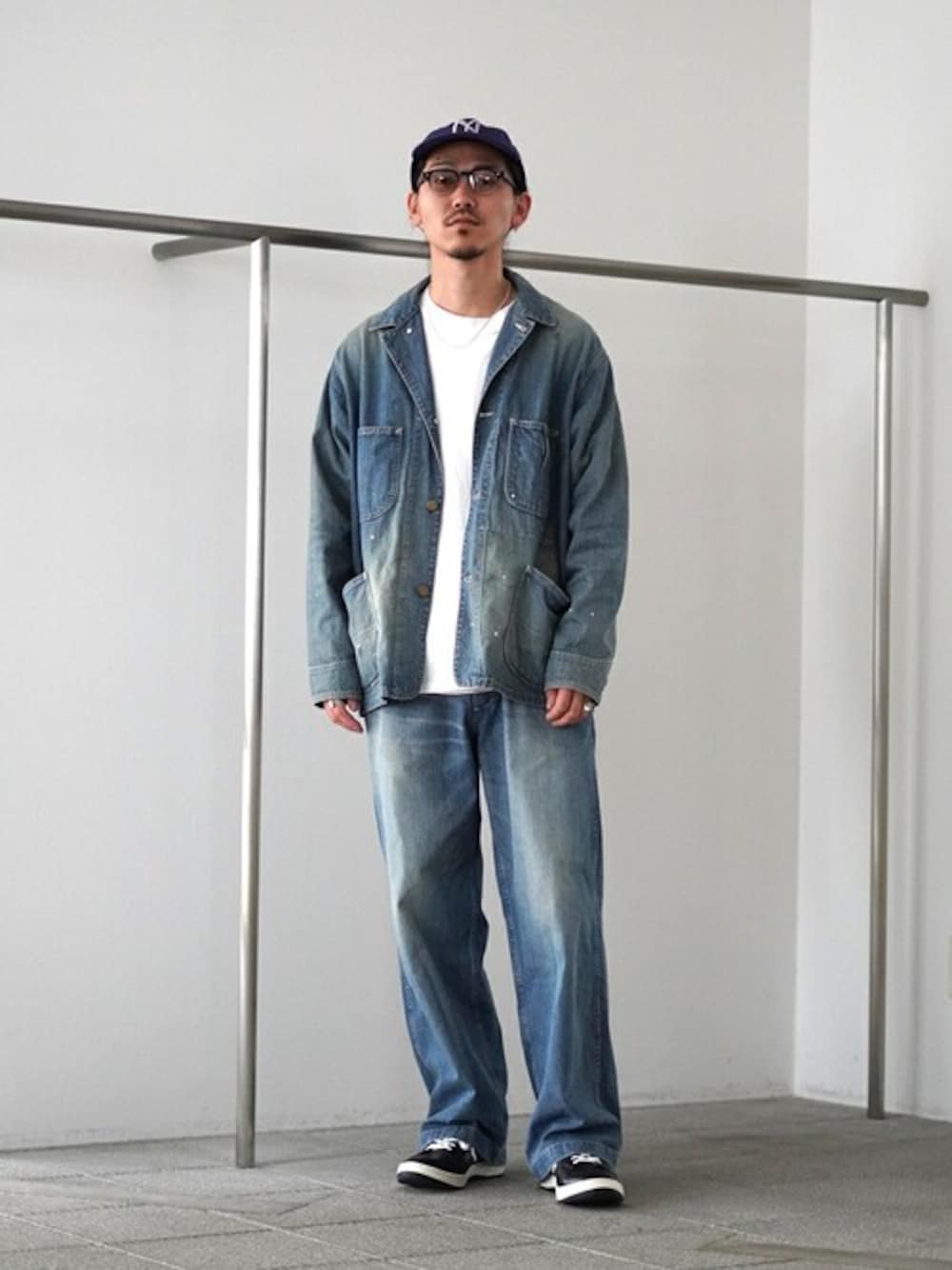 「デニム、セットアップ、キャップ、カバーオール、休日スタイル、お出かけコーデ、シンプルコーデ、marka、秋コーデ、マーカ」｜「markaのmarka / マーカ：U.S.ARMY DENIM PANTS - organic cotton 10oz denim -：M24C-03PT01C[COR]（デニムパンツ、ブルー系）」を使った、ARKnets STAFFさん（メンズ・175cm）の夏コーディネートの1枚目の写真