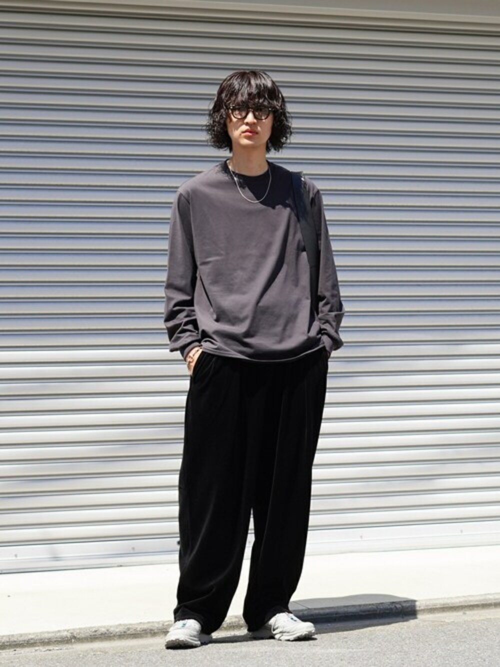 「レイヤードスタイル、休日スタイル、お出かけコーデ、きれいめカジュアル、シンプルコーデ、marka、ロングスリーブTシャツ、マーカ」｜「markaのmarka / マーカ：CREW NECK TEE L/S - 40/2 organic cotton knit -：M24C-06CS01C[COR]（Tシャツ/カットソー、グレー系）」を使った、ARKnets STAFFさん（メンズ・183cm）の夏コーディネートの1枚目の写真