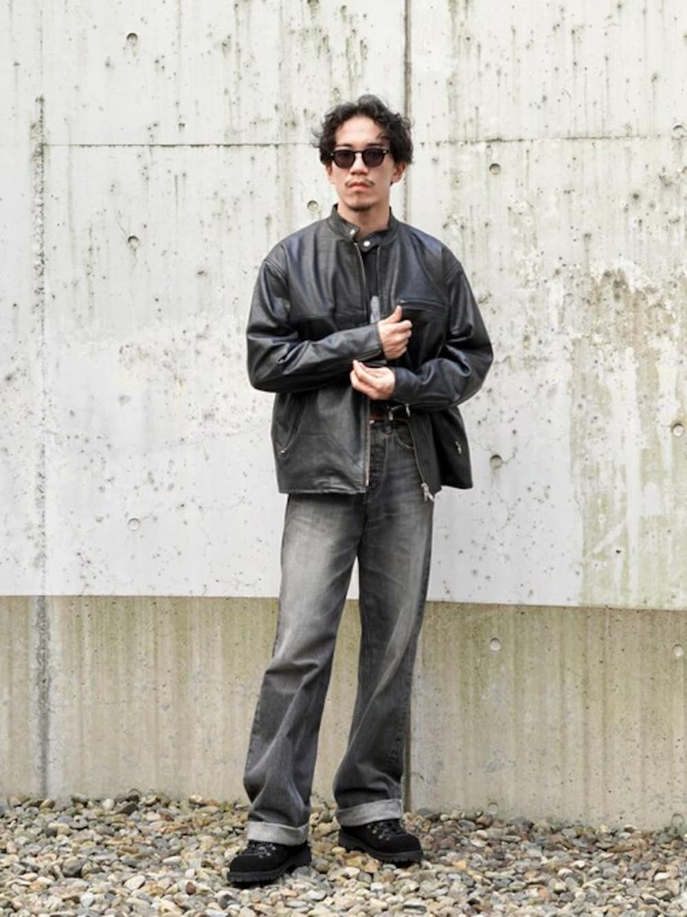 「レザージャケット、サングラス、モノトーン、デニムパンツ、Danner、JULIUS TART OPTICAL、BALLAST ARK、バラストアーク」｜「BALLAST ARKのBALLAST ARK / バラストアーク：UPCYCLING LEATHER JACKET：BA10-J002[AST]（その他アウター、ブラック系）」を使った、ARKnets STAFFさん（メンズ・169cm）の夏コーディネートの1枚目の写真