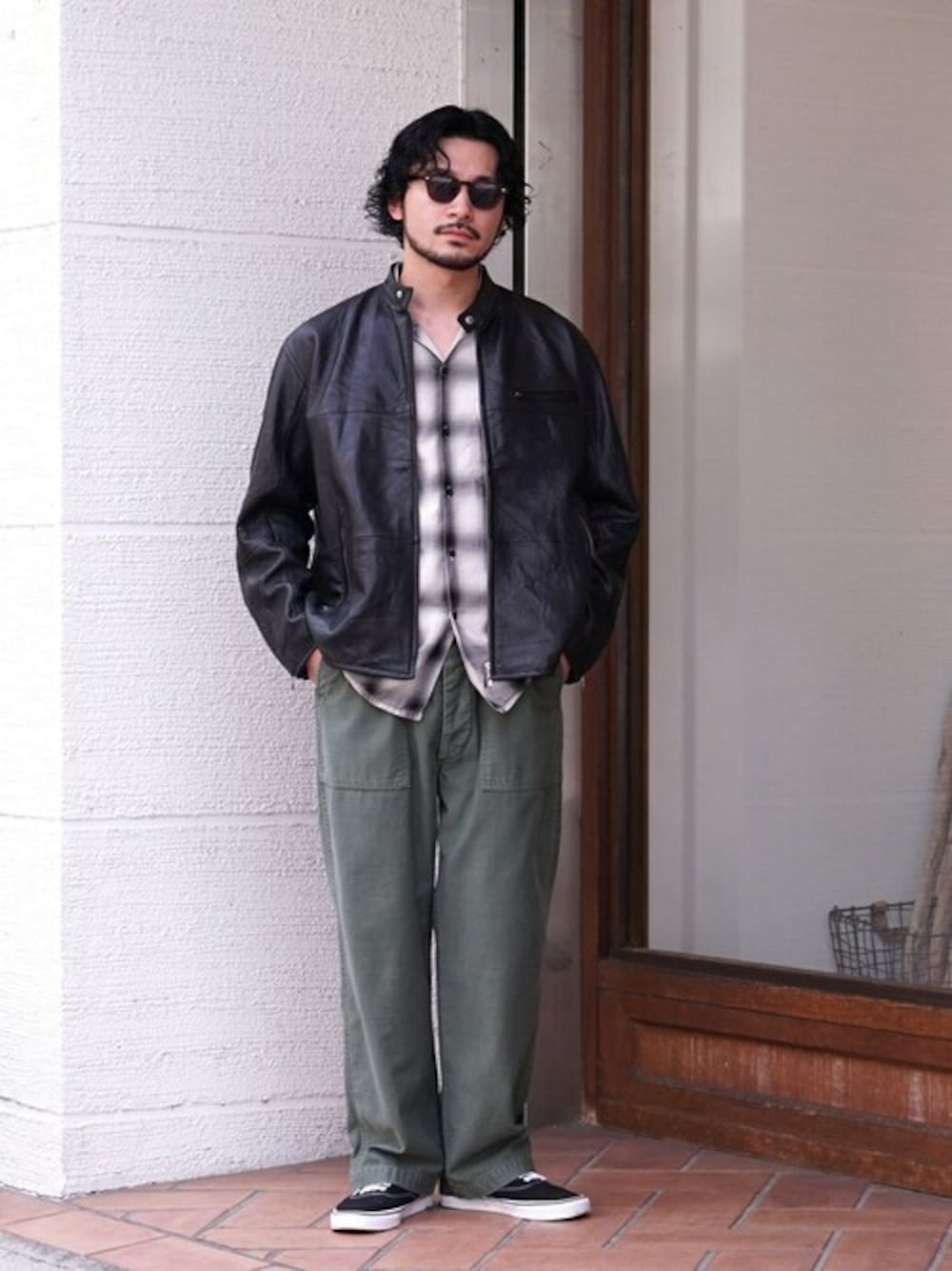 「レザージャケット、サングラス、カーゴパンツ、BALLAST ARK、バラストアーク、REMI RELIEF NAVY LABEL、VANS CLASSICS」｜「BALLAST ARKのBALLAST ARK / バラストアーク：UPCYCLING LEATHER JACKET：BA10-J002[AST]（その他アウター、ブラック系）」を使った、ARKnets STAFFさん（メンズ・178cm）の夏コーディネートの1枚目の写真