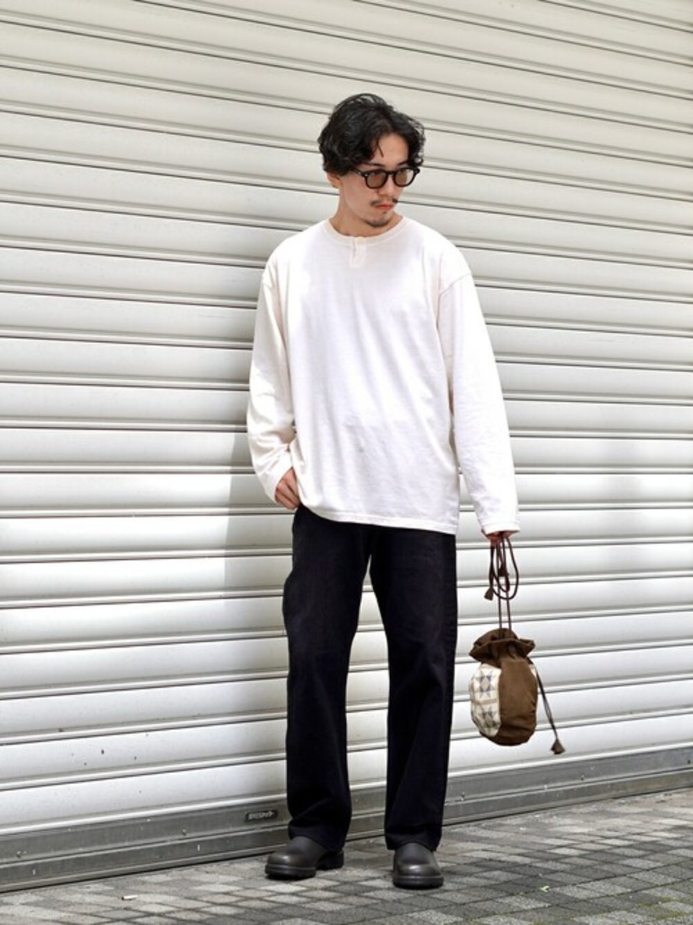 「カットソー、トートバッグ、サングラス、デニムパンツ、シンプルコーデ、marka、JULIUS TART OPTICAL、BALLAST ARK、バラストアーク」｜「BALLAST ARKのBALLAST ARK / バラストアーク：PIGMENT DYEING HENRY NECK L/S TEE：BA10-T002[AST]（Tシャツ/カットソー、ホワイト系）」を使った、ARKnets STAFFさん（メンズ・169cm）の夏コーディネートの1枚目の写真