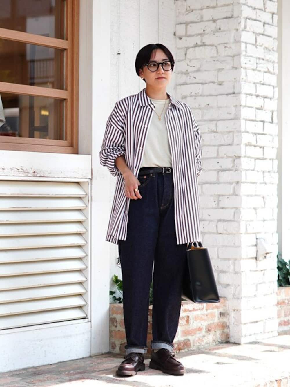 「めがね、長袖シャツ、レザーシューズ、デニムパンツ、ストライプシャツ、Paraboot、YAECA、STUDIO NICHOLSON、BALLAST ARK、バラストアーク」｜「BALLAST ARKのBALLAST ARK / バラストアーク : COTTON STRIPE SHIRT : BA10-SH001[AST]（シャツ/ブラウス、ブラウン系）」を使った、ARKnets STAFFさん（レディース・149cm）の秋コーディネートの1枚目の写真