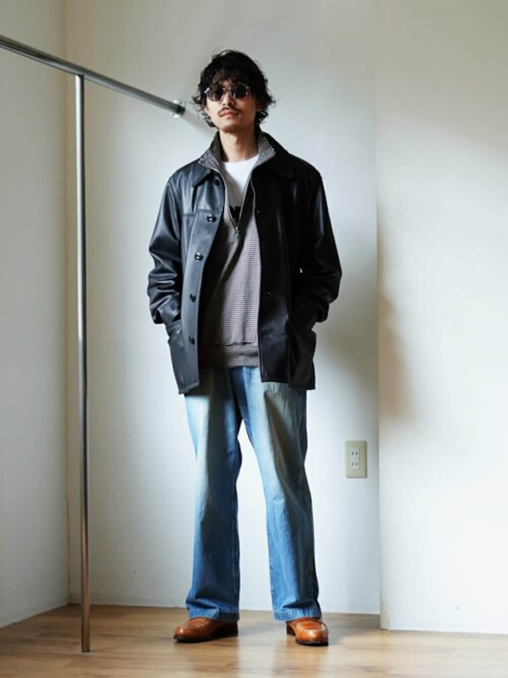 「デニム、アウター、レザー、アメカジ、休日スタイル、お出かけコーデ、きれいめカジュアル、marka、秋コーデ、マーカ」｜「markaのmarka / マーカ：U.S.ARMY DENIM PANTS - organic cotton 10oz denim -：M24C-03PT01C[COR]（デニムパンツ、ブルー系）」を使った、ARKnets STAFFさん（メンズ・173cm）の秋コーディネートの1枚目の写真