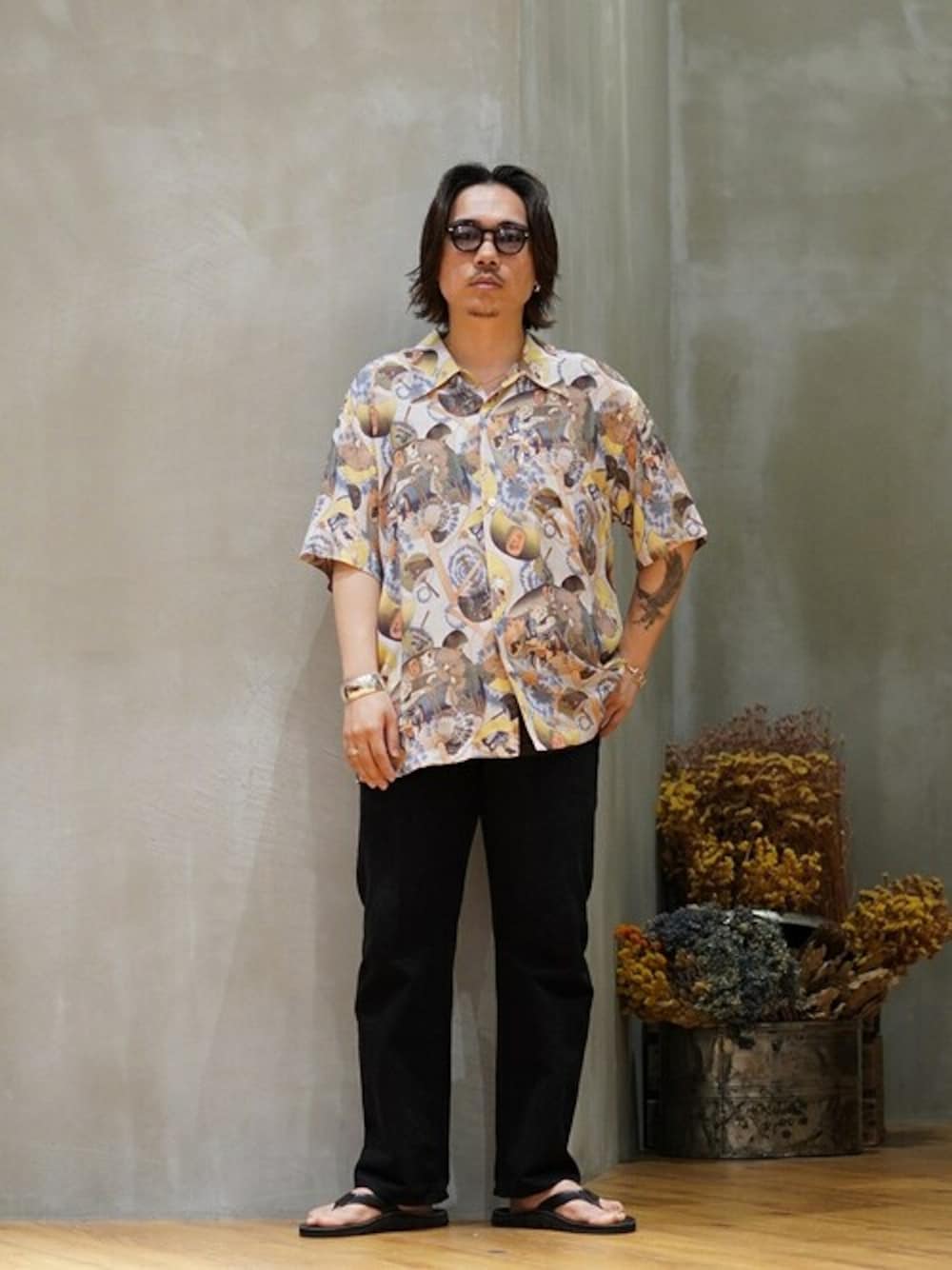 「デニム、柄シャツ、サングラス、休日スタイル、お出かけコーデ、サンダル、アロハシャツ、marka、秋コーデ、マーカ」｜「markaのmarka / マーカ：RELAX STRAIGHT FIT JEANS - black -：M24C-07PT12C[COR]（デニムパンツ、ブラック系）」を使った、ARKnets STAFFさん（メンズ・169cm）の秋コーディネートの1枚目の写真
