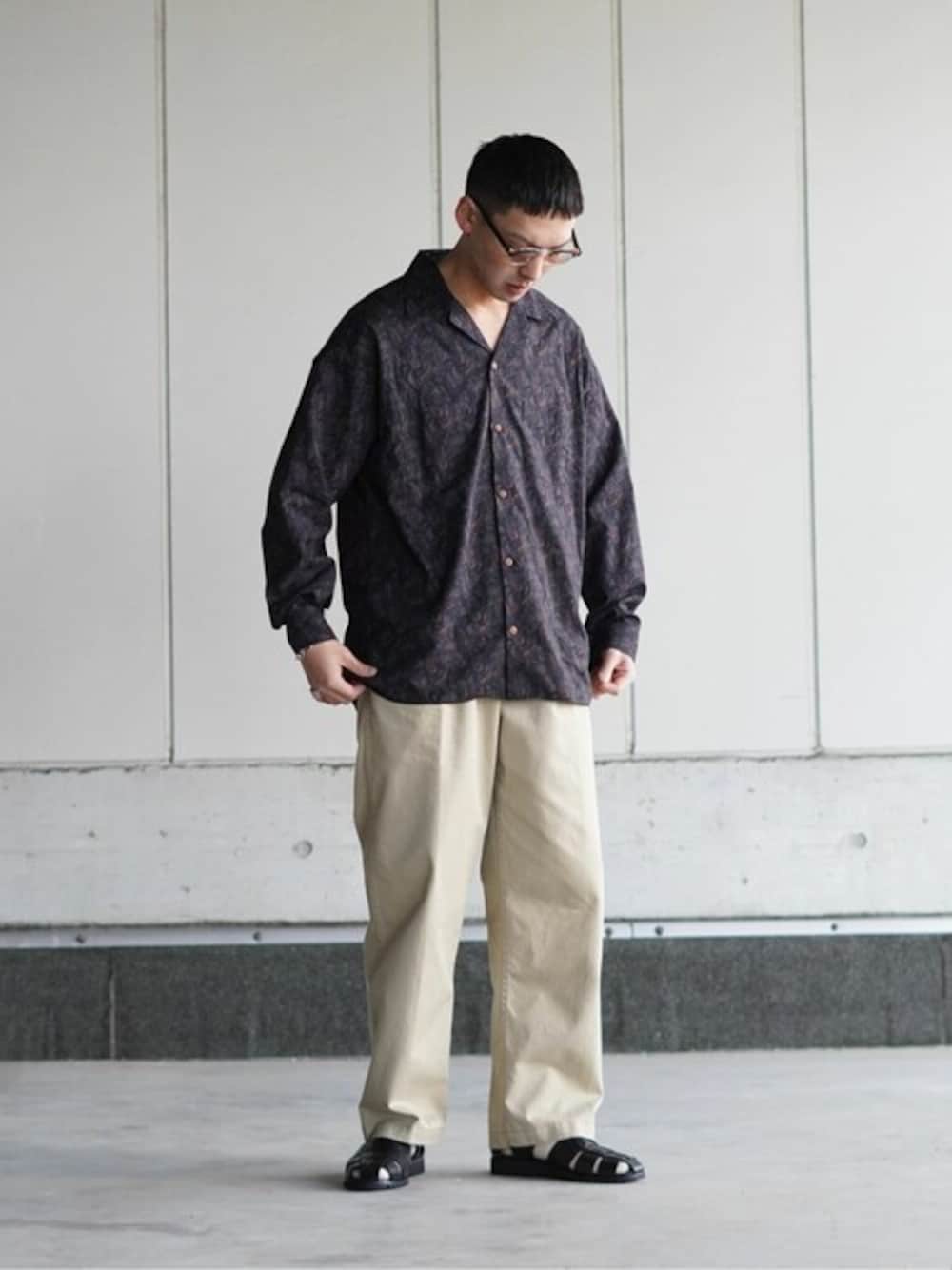 「シンプル、スラックス、orslow、Paraboot、レザーサンダル、ペイズリーシャツ、BALLAST ARK、バラストアーク」｜「BALLAST ARKのBALLAST ARK / バラストアーク：PAISLEY OPEN COLLAR SHIRT：BA09-SH001[AST]（シャツ/ブラウス、ブラック系）」を使った、ARKnets STAFFさん（メンズ・170cm）の秋コーディネートの1枚目の写真