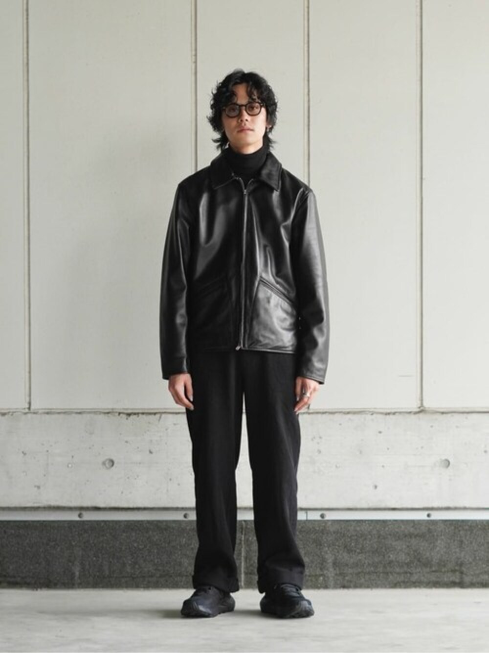 「レザージャケット、ブラックコーデ、モノトーン、チノパンツ、HOKA、JAMES GROSE、PORT BY ARK、JULIUS TART OPTICAL、BALLAST ARK、バラストアーク」｜「BALLAST ARKのBALLAST ARK / バラストアーク：HEAVY KERSEY PANTS：BA10-P002[AST]（その他パンツ、ブラック系）」を使った、ARKnets STAFFさん（メンズ・170cm）の秋コーディネートの1枚目の写真