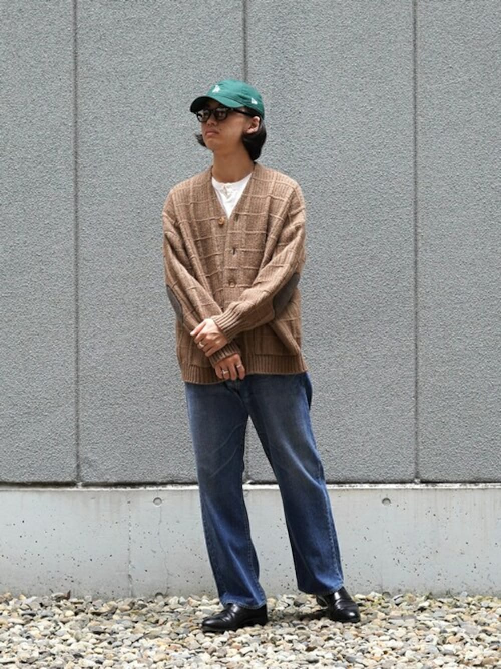 「カーディガン、キャップ、NEW ERA、レザーシューズ、デニムパンツ、calmanthology、BALLAST ARK、バラストアーク、REMI RELIEF NAVY LABEL」｜「BALLAST ARKのBALLAST ARK / バラストアーク：PLAID KNIT CARDIGAN：BA10-K001[AST]（カーディガン/ボレロ、ベージュ系）」を使った、ARKnets STAFFさん（メンズ・176cm）の秋コーディネートの1枚目の写真